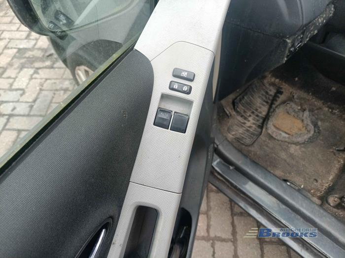 Toyota Yaris II 1.33 16V Dual VVT-I Sloopvoertuig (2010, Zwart)