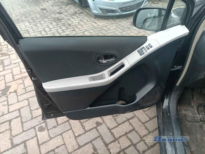 Toyota Yaris II 1.33 16V Dual VVT-I Sloopvoertuig (2010, Zwart)