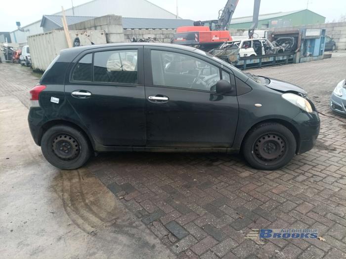 Toyota Yaris II 1.33 16V Dual VVT-I Sloopvoertuig (2010, Zwart)
