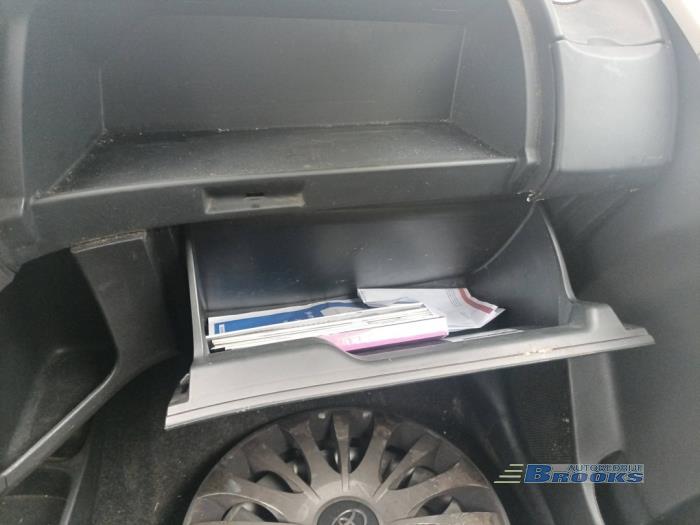 Toyota Yaris II 1.33 16V Dual VVT-I Sloopvoertuig (2010, Zwart)