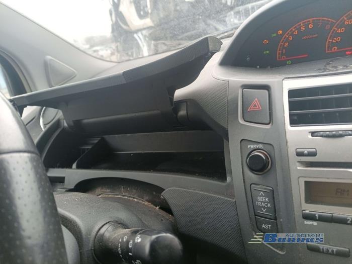 Toyota Yaris II 1.33 16V Dual VVT-I Sloopvoertuig (2010, Zwart)