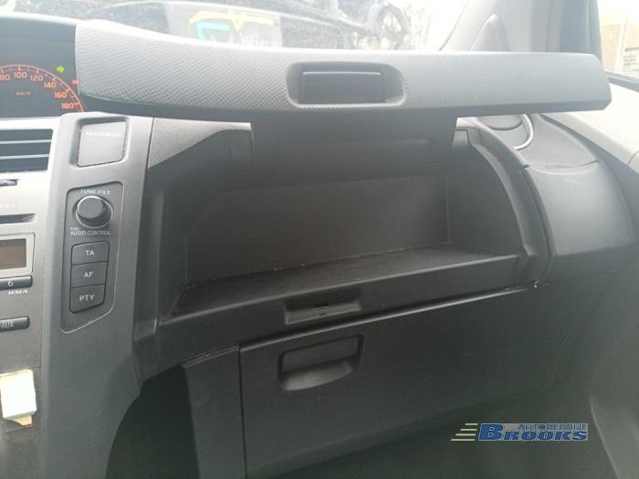 Toyota Yaris II 1.33 16V Dual VVT-I Sloopvoertuig (2010, Zwart)