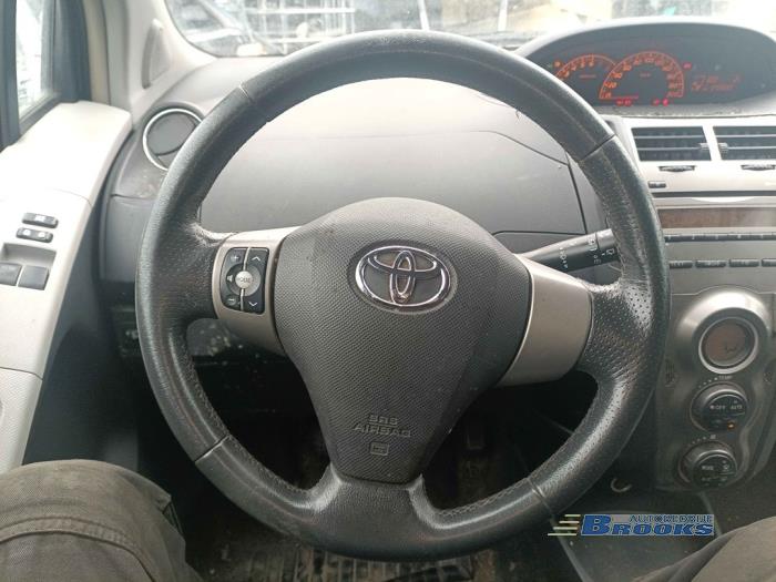 Toyota Yaris II 1.33 16V Dual VVT-I Sloopvoertuig (2010, Zwart)