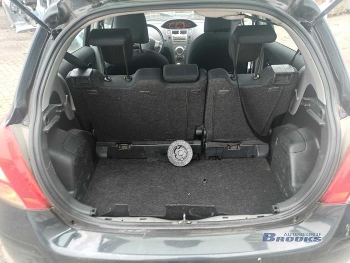Toyota Yaris II 1.33 16V Dual VVT-I Sloopvoertuig (2010, Zwart)