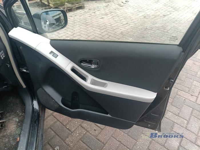 Toyota Yaris II 1.33 16V Dual VVT-I Sloopvoertuig (2010, Zwart)