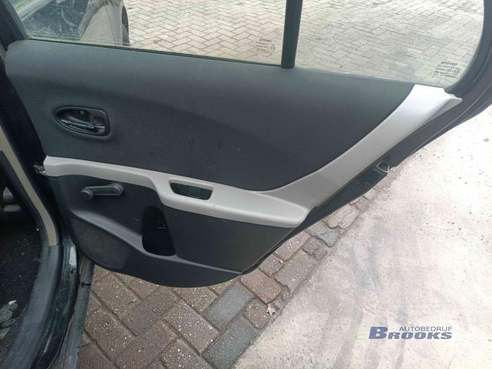 Toyota Yaris II 1.33 16V Dual VVT-I Sloopvoertuig (2010, Zwart)