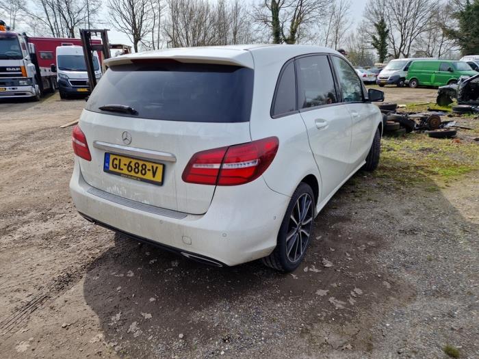 Mercedes B 1.6 B-180 BlueEFFICIENCY Turbo 16V Sloopvoertuig (2015, Wit)