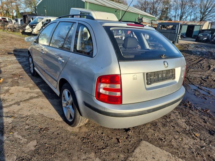Skoda Fabia 1.4i 16V Sloopvoertuig (2006, Metallic, Zilvergrijs)