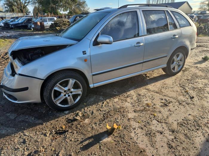 Skoda Fabia 1.4i 16V Sloopvoertuig (2006, Metallic, Zilvergrijs)
