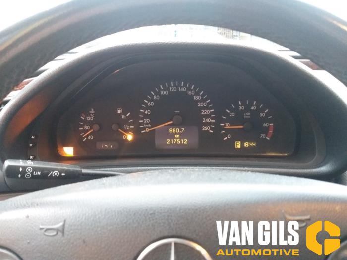 Mercedes CLK 2.0 200K Evo 16V Sloopvoertuig (2001, Metallic, Zilvergrijs)