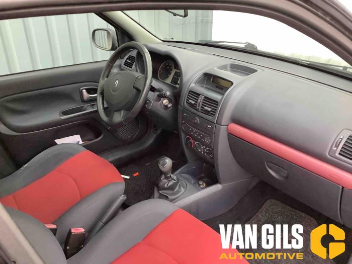 Renault Clio II 1.2 16V Sloopvoertuig (2004, Zwart)