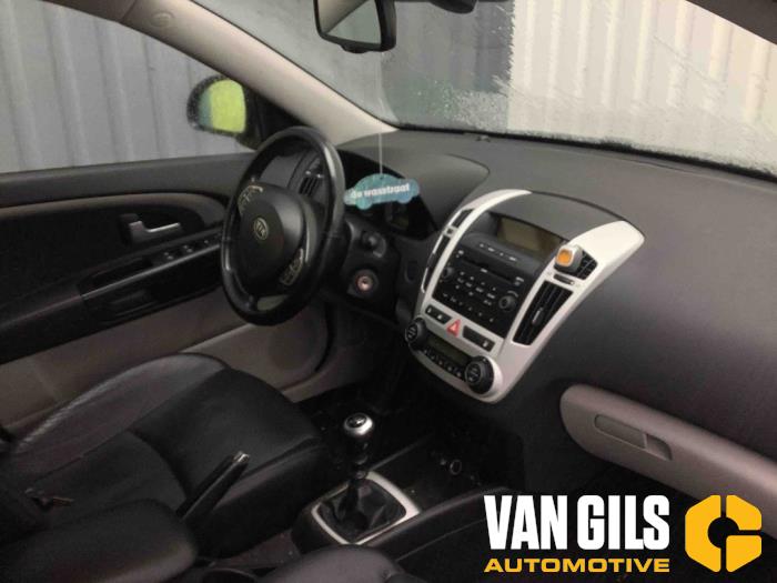 Kia Cee'd Sporty Wagon 2.0 CRDi 16V 140 Sloopvoertuig (2008, Zwart)