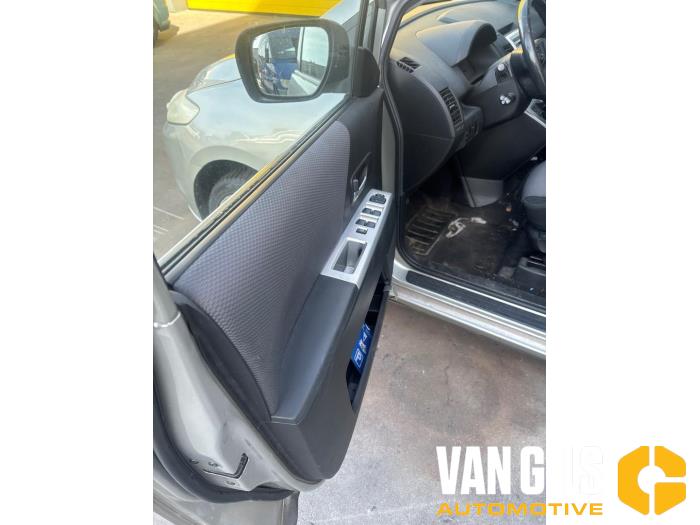 Mazda 5 2.0i 16V Sloopvoertuig (2006, Beige)