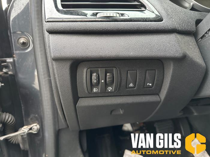 Renault Megane III Berline 1.4 16V TCe 130 Sloopvoertuig (2010, Grijs)