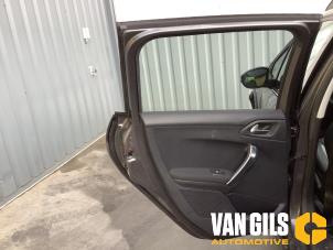 Peugeot 2008 1.2 12V e-THP PureTech 110 Sloopvoertuig (2017, Grijs)