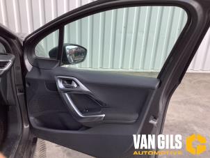 Peugeot 2008 1.2 12V e-THP PureTech 110 Sloopvoertuig (2017, Grijs)