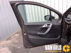 Peugeot 2008 1.2 12V e-THP PureTech 110 Sloopvoertuig (2017, Grijs)