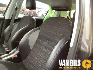 Peugeot 2008 1.2 12V e-THP PureTech 110 Sloopvoertuig (2017, Grijs)