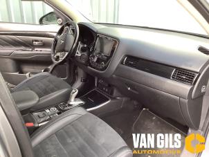 Mitsubishi Outlander 2.0 16V PHEV 4x4 Sloopvoertuig (2016, Grijs)