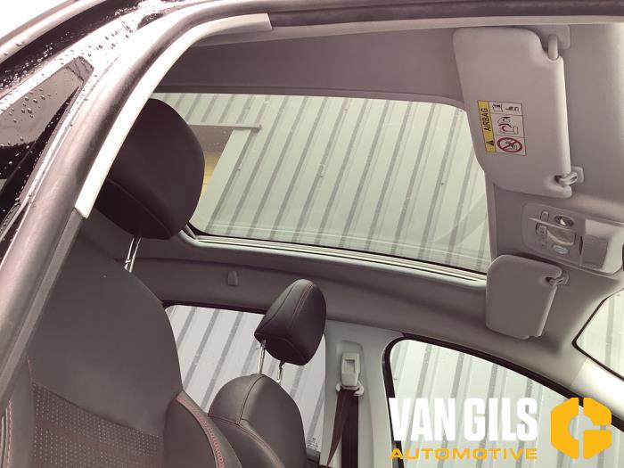 Peugeot 2008 1.2 12V e-THP PureTech 110 Sloopvoertuig (2018, Zwart)