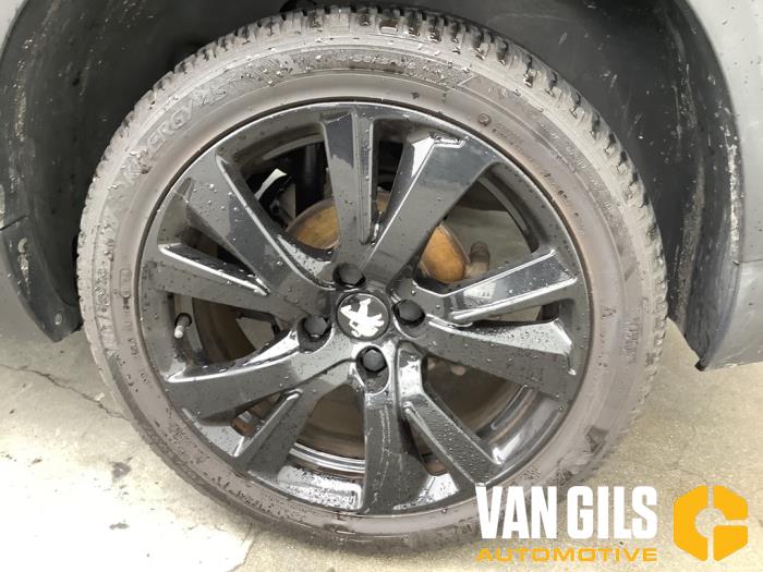 Peugeot 2008 1.2 12V e-THP PureTech 110 Sloopvoertuig (2018, Zwart)