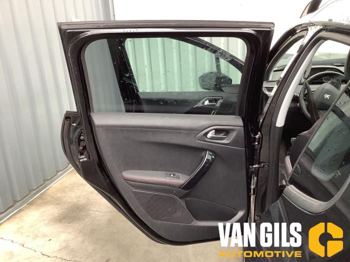 Peugeot 2008 1.2 12V e-THP PureTech 110 Sloopvoertuig (2018, Zwart)