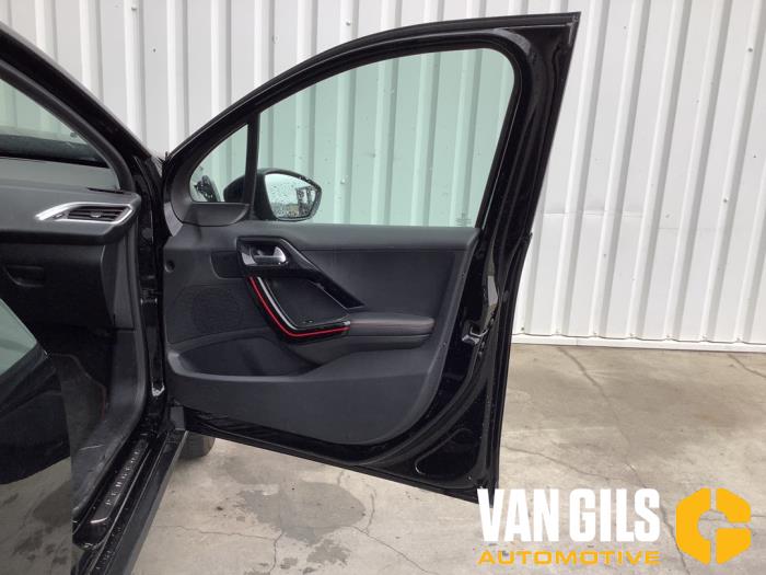 Peugeot 2008 1.2 12V e-THP PureTech 110 Sloopvoertuig (2018, Zwart)