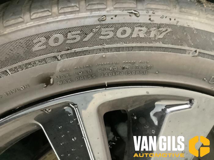 Peugeot 2008 1.2 12V e-THP PureTech 110 Sloopvoertuig (2018, Zwart)