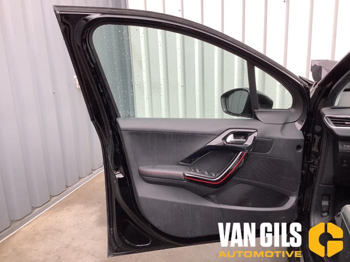 Peugeot 2008 1.2 12V e-THP PureTech 110 Sloopvoertuig (2018, Zwart)