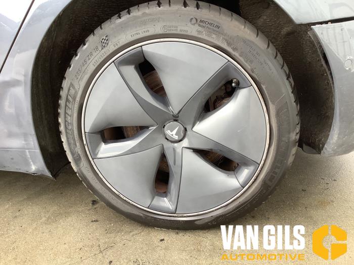 Tesla Model 3 Long Range, Performance AWD Sloopvoertuig (2019, Grijs)