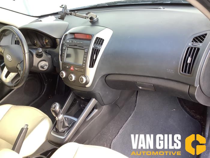 Kia Cee'd Sporty Wagon 1.4 16V Sloopvoertuig (2011, Zwart)