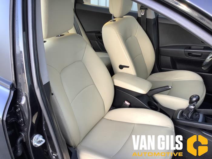 Kia Cee'd Sporty Wagon 1.4 16V Sloopvoertuig (2011, Zwart)