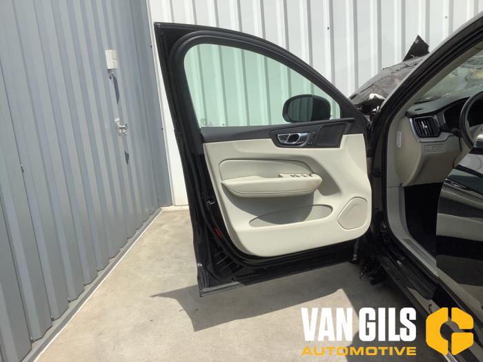 Volvo XC60 II 2.0 T8 16V Recharge, Twin Engine AWD Sloopvoertuig (2020, Zwart)