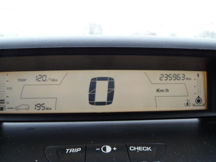 Citroen C4 Berline 1.6 HDi 16V Sloopvoertuig (2005, Beige)