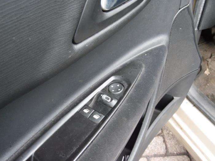 Citroen C4 Berline 1.6 HDi 16V Sloopvoertuig (2005, Beige)