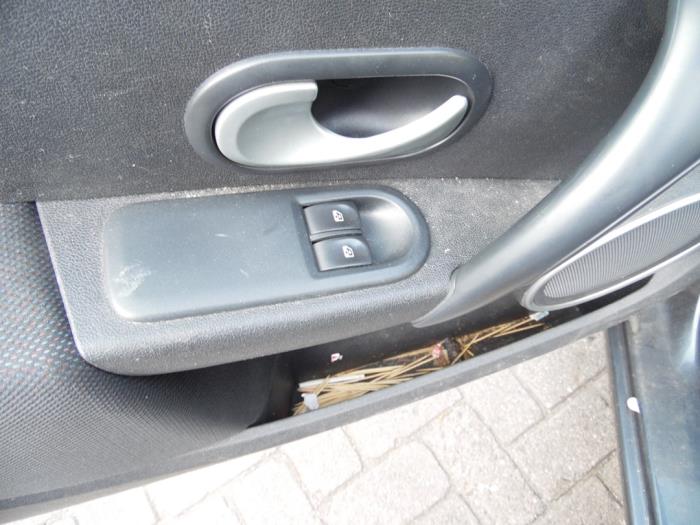 Renault Clio III Estate/Grandtour 1.2 16V TCE 100 Sloopvoertuig (2008, Donker, Grijs)