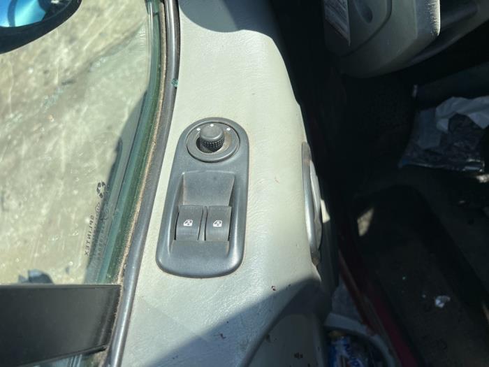 Opel Vivaro 2.5 CDTI 16V Sloopvoertuig (2008, Rood)