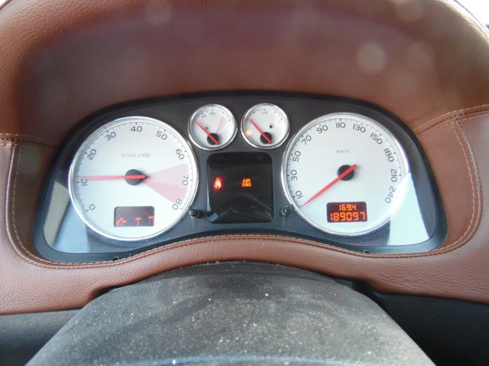 Peugeot 307 CC 2.0 16V Schadevoertuig (2005, Grijs)