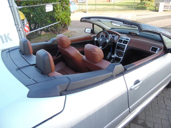 Peugeot 307 CC 2.0 16V Schadevoertuig (2005, Grijs)