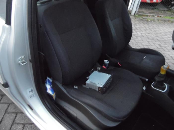 Renault Clio III 1.6 16V Sloopvoertuig (2006, Grijs)