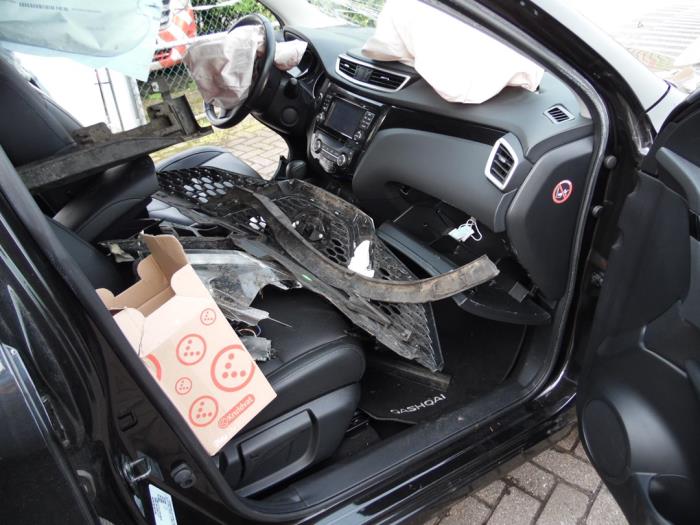 Nissan Qashqai 1.2 DIG-T 16V Sloopvoertuig (2017, Zwart)