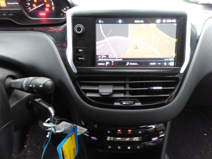 Peugeot 2008 1.2 12V e-THP PureTech 110 Sloopvoertuig (2017, Rood)