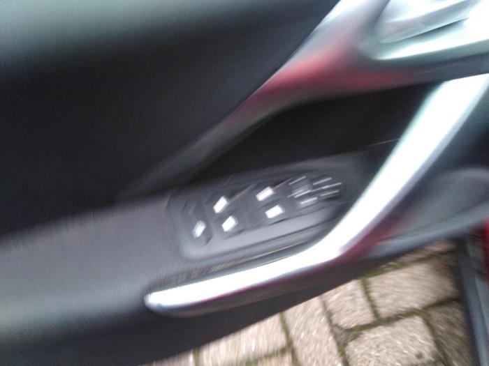 Peugeot 2008 1.2 12V e-THP PureTech 110 Sloopvoertuig (2017, Rood)