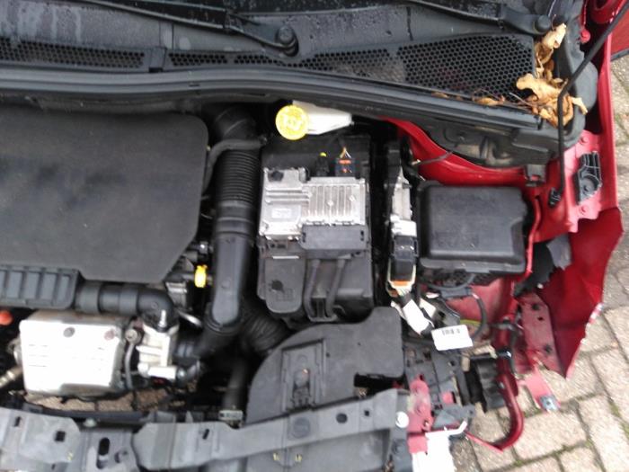 Peugeot 2008 1.2 12V e-THP PureTech 110 Sloopvoertuig (2017, Rood)