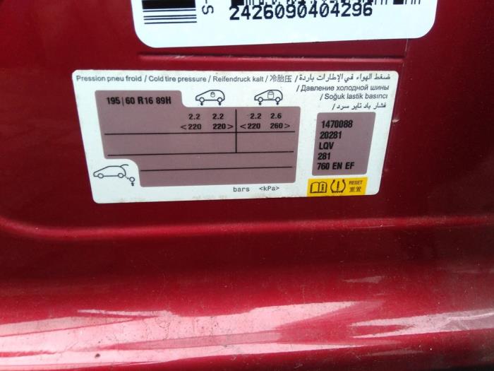 Peugeot 2008 1.2 12V e-THP PureTech 110 Sloopvoertuig (2017, Rood)