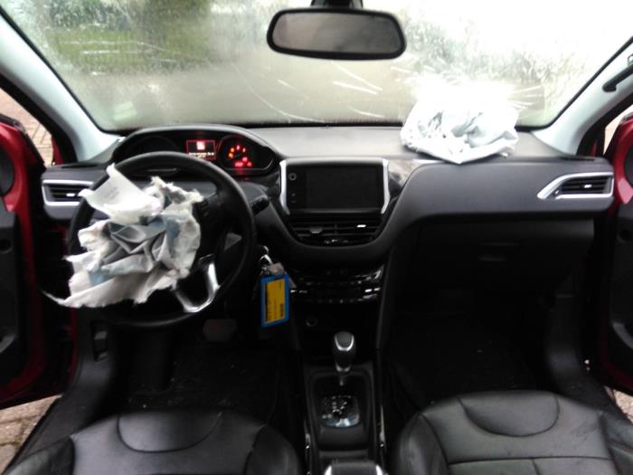 Peugeot 2008 1.2 12V e-THP PureTech 110 Sloopvoertuig (2017, Rood)