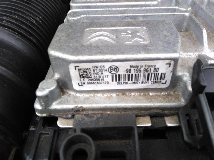 Peugeot 2008 1.2 12V e-THP PureTech 110 Sloopvoertuig (2017, Rood)