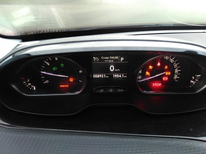 Peugeot 2008 1.2 12V e-THP PureTech 110 Sloopvoertuig (2017, Rood)