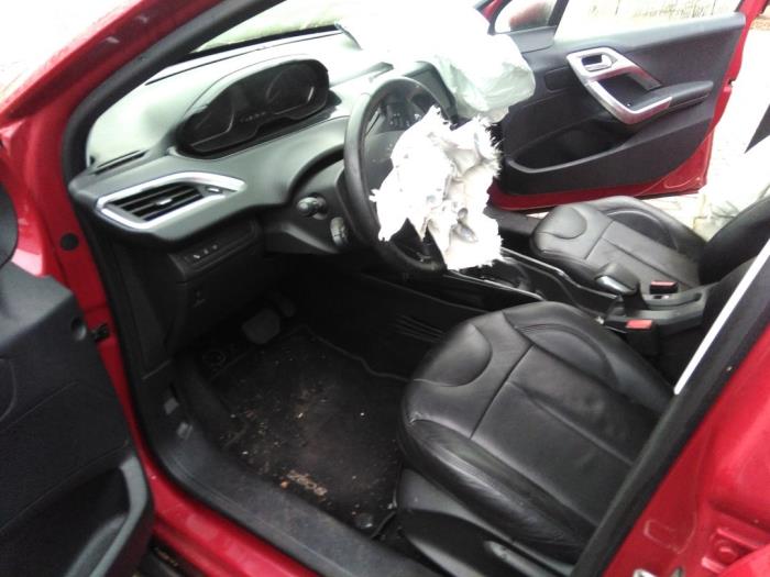 Peugeot 2008 1.2 12V e-THP PureTech 110 Sloopvoertuig (2017, Rood)