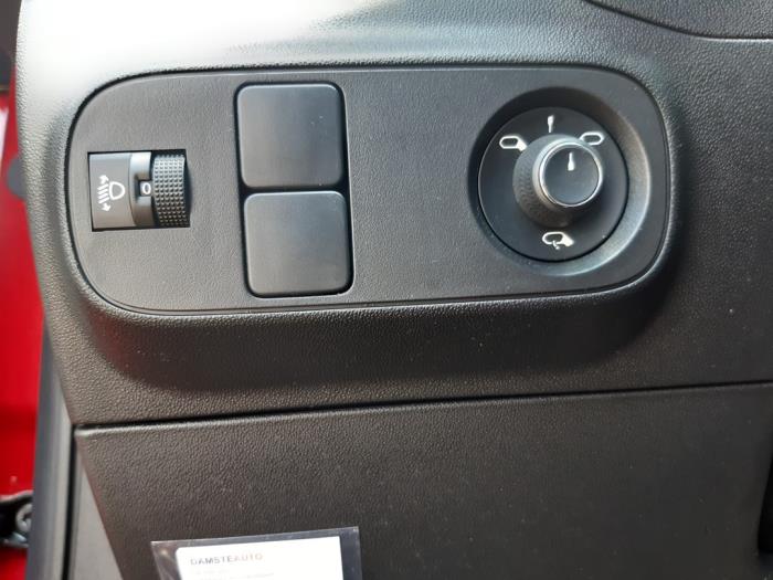 Citroen C3 1.2 12V e-THP PureTech 110 Sloopvoertuig (2021, Rood)